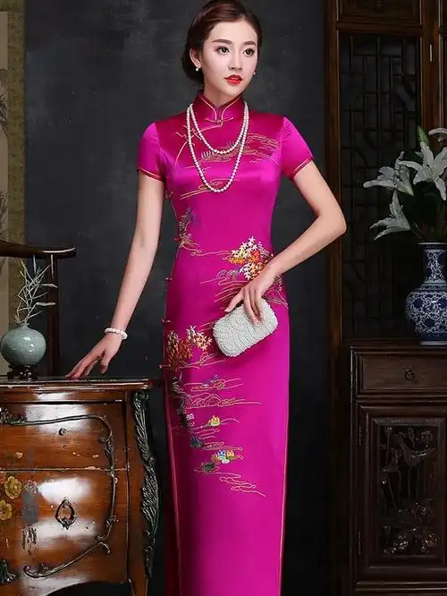 人面桃花相映红——玫红色长款丝绸旗袍,绚烂了女人的淑雅风姿