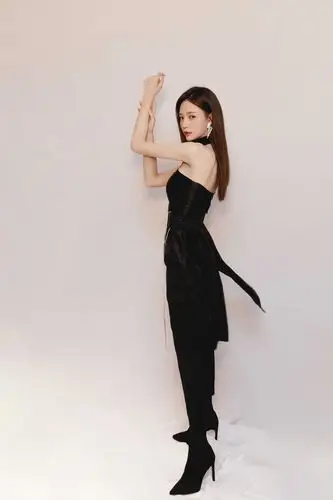 沈梦辰低胸裸背紧身裤