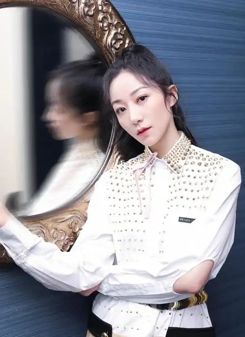 韩雪身着衬衫裙出席时尚活动干练高马尾气质迷人