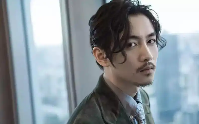 山羊胡 (适合:短小巴,胖脸,圆形脸)指的是男子下巴上一小撮整齐的尖