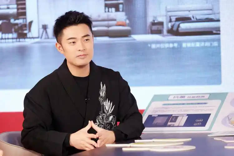 2021年的最后一天,带着@陈赫 老板最新帅照给大家说声新年快乐