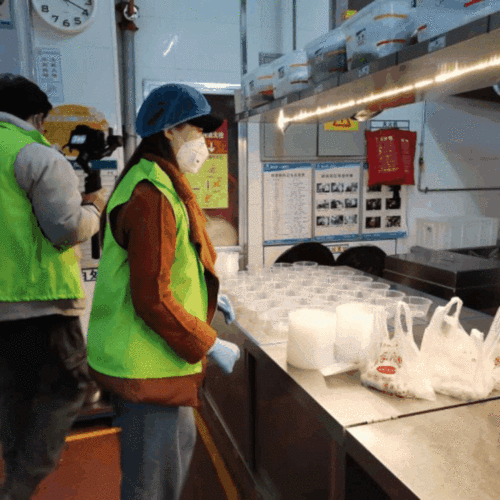 青春战疫团旗飘不负韶华勇担当