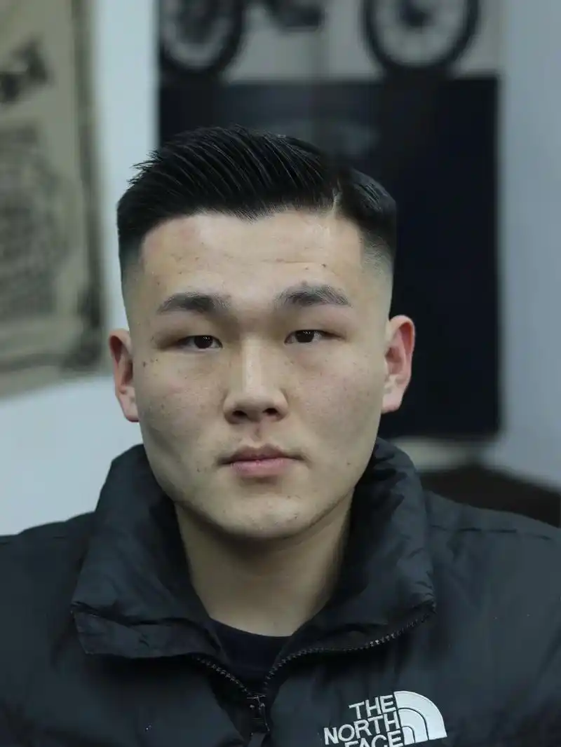 美式油头(偏分油头)干净又清爽,用宽齿梳把 刘海梳起来拉长脸 - 抖音