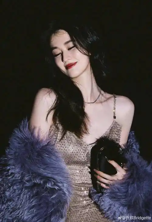 乔欣最新美照分享,香槟色亮片礼裙搭配浓郁紫羊卷毛外套妩媚极了_活动