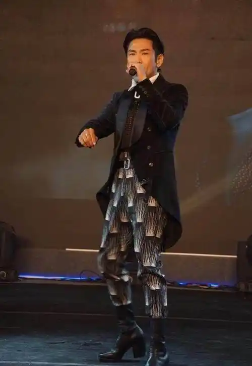 陈志朋雷人辣眼惨变一米五55岁他穿10厘米高跟鞋她穿的也浮夸