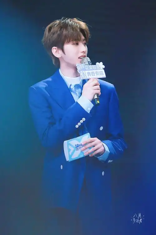 蔡徐坤蓝色西装