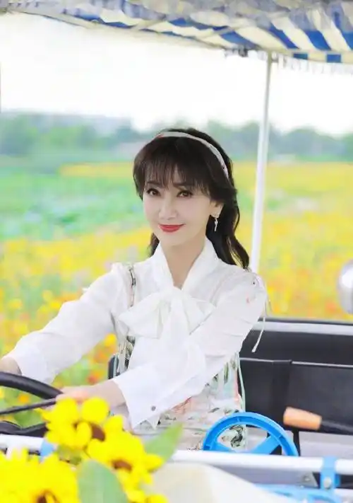 好友晒赵雅芝生日生图曝其真容,鱼尾纹深满脸皱纹,一看就是70岁-今日