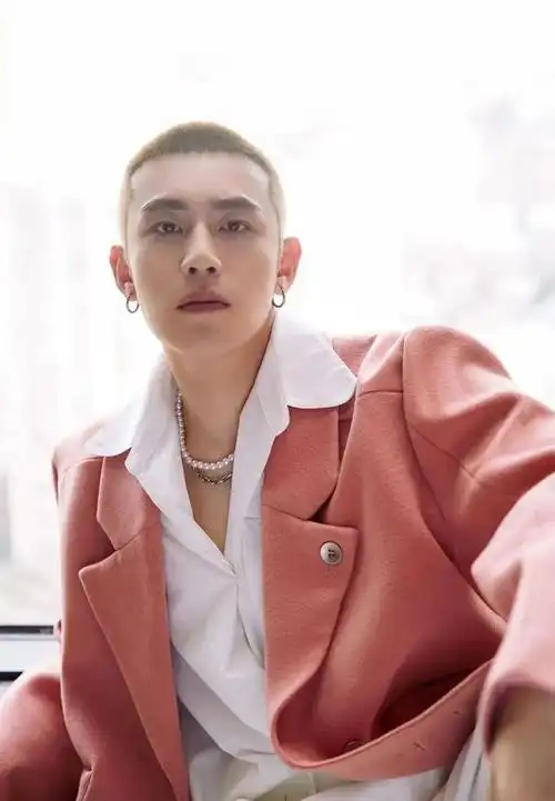 那一定记得用寸头来化解,由于本身自带痞帅属性,所以再配上西装这种