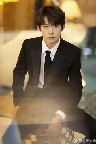 帅爆易烊千玺写真西装革履秀长腿亮相澳门影展尽显成熟魅力