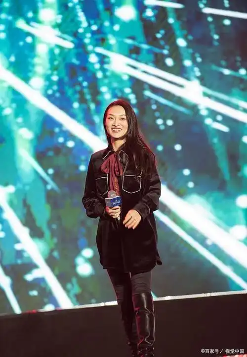 《中国新歌声》第4名徐歌阳,在酒吧唱歌,大长腿吸睛整理肩带