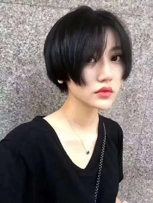一款比较潮流比较精致的一款发型这是一款比较有层次感,超酷齐耳短发