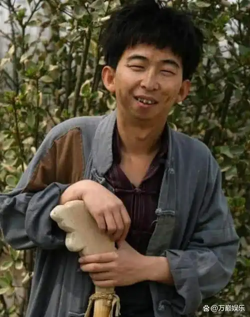 在娱乐圈被戏称为"丑星"的巨兴茂,他也遭遇到了与黄渤非常相似的境况