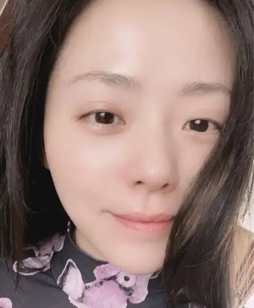 张靓颖宠粉晒自拍,霸气全素颜出镜,36岁皮肤状态成焦点!