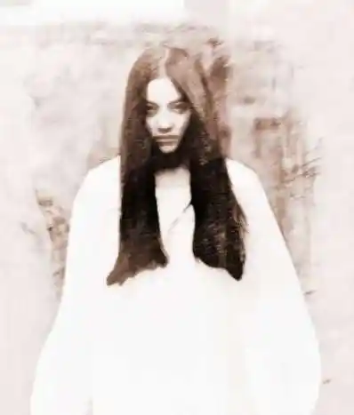 梦见白衣女鬼,代表梦者孤独而缺乏生命力.