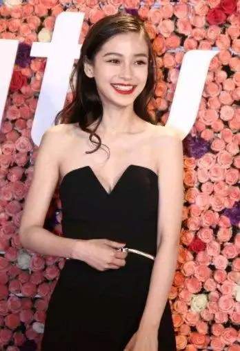 杨颖为了美太拼了,抹胸裙惊艳全场,网友:美得冒泡