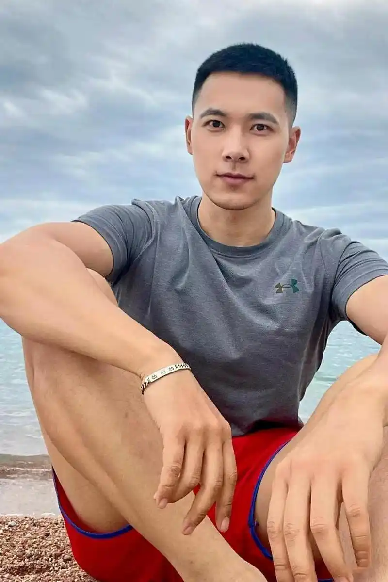 欧美风格的寸头大表哥