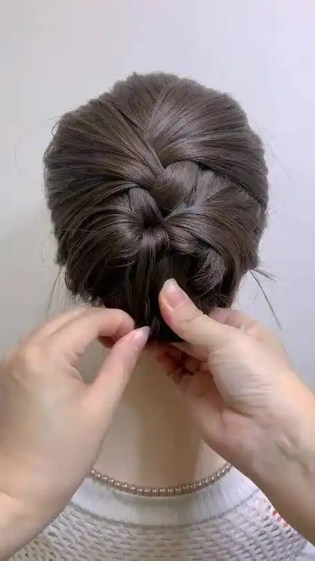 气质高雅盘发,简单易学!#超显发量的低盘发#999款经典发型的微博视频