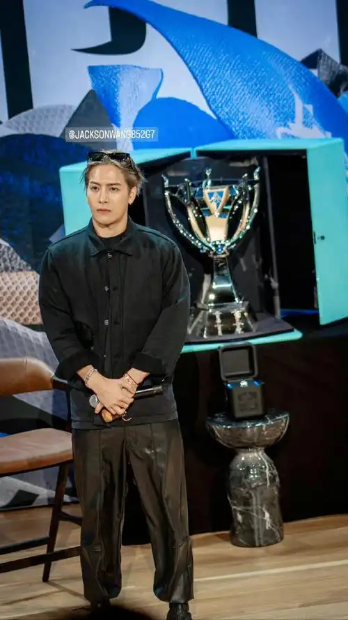 王嘉尔现身s12媒体日