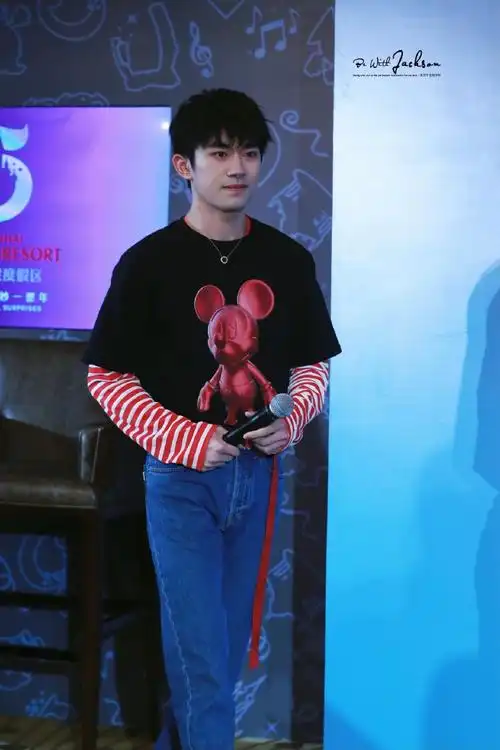 易烊千玺超话2021 /0520 /210520迪士尼活动小千美好得像在迪士尼里