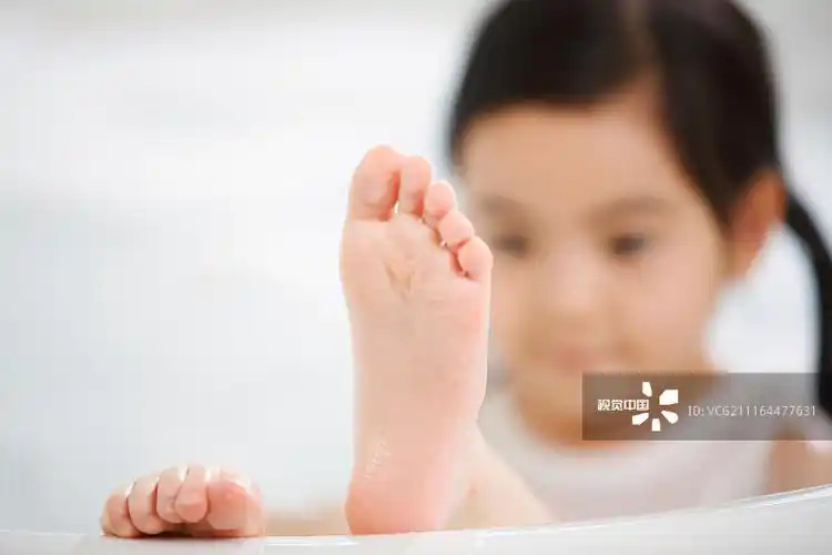可爱的小女孩在洗澡图片素材_id:vcg211164477631-vcg.com