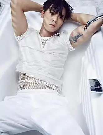 陈伟霆晒浴缸照大秀性感 深扒和baby露骨短信曾被赞床技一流