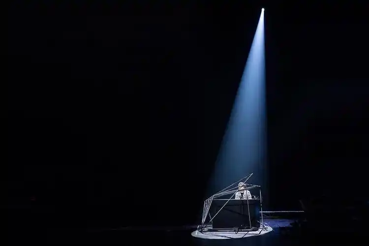 抖音林俊杰演唱会洒下一束光动态壁纸分享