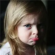 撅嘴小女孩头像超萌高清欧美可爱小女孩头像图片