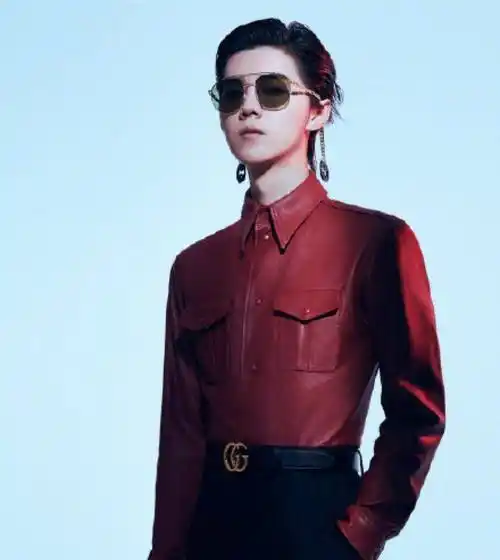 与大家印象中的简单短发不同,这次的"大背头"发型对于鹿晗来说也是