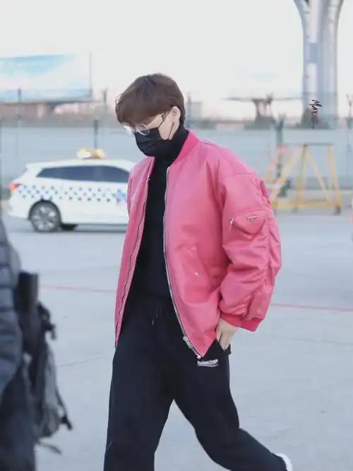 李易峰机场出发饭拍 身穿粉色夹克外套黑色长裤……|李易峰_新浪新闻