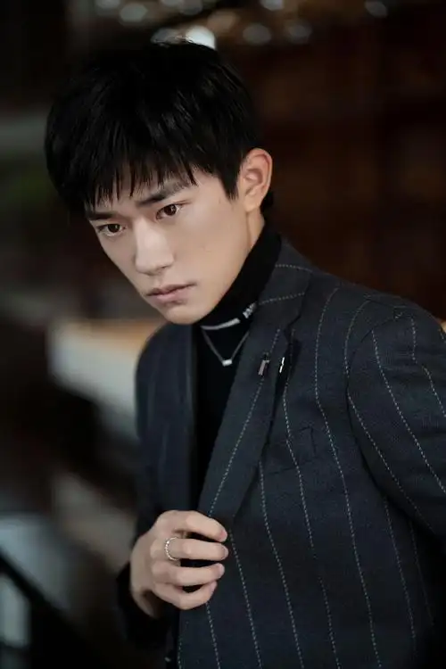 简介:易烊千玺暗纹西装摩登帅气写真,分享一组易烊千玺图片给大家,图