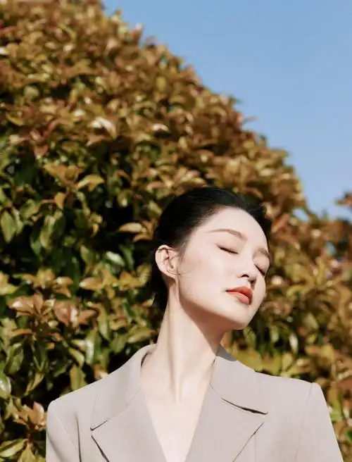 李沁米色西装造型吸睛身材纤细优雅大气