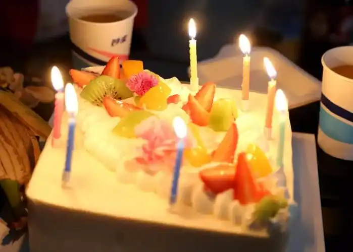 生日烛光映笑脸,新岁福气旺宏泰