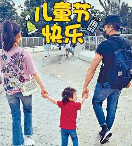 从照片看出来,郭富城岳母一直帮忙照顾孩子,很是细心呢,只要有媒体拍