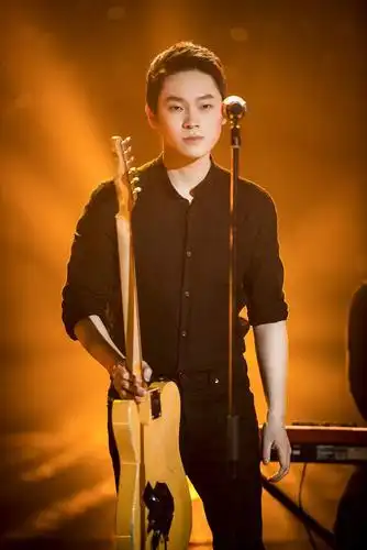 梁博,不要脱下这件黑衬衫