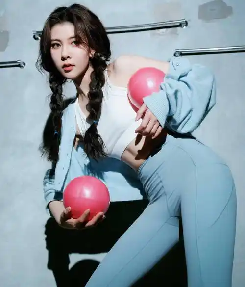 宋妍霏线下蓝色瑜伽服,秀出大好身材!_健身_女子_安慕希