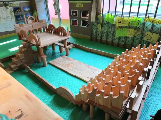 戏剧院的造型搭建完成之后,今天的区域时间也刚好结束,三名幼儿意犹