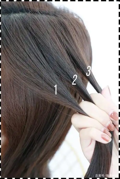 清爽编发 step1:在额前取一绺头发,分成3等份,准备编辫子.
