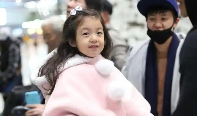 刘畊宏生日抱三个女儿拍照小泡芙又美了网友抱一个都累