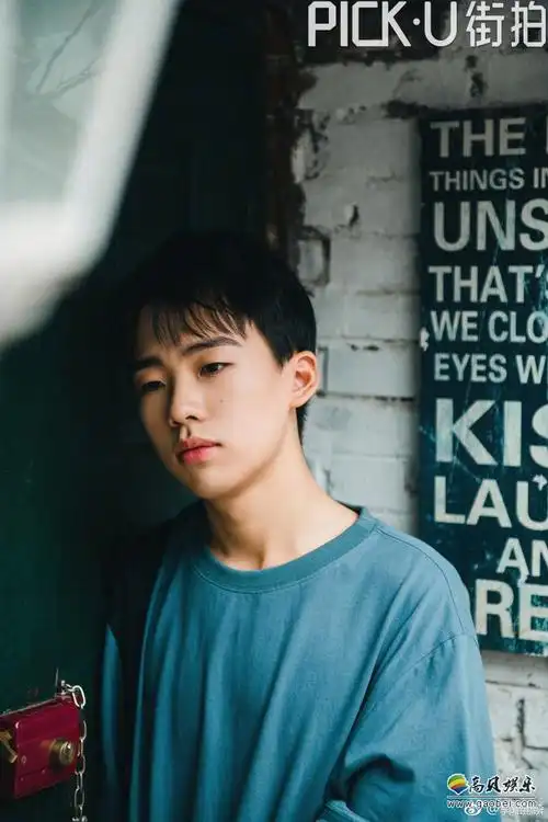 郭德纲儿子郭麒麟夏日写真照曝光郭麒麟气质出众呆萌与元气并行