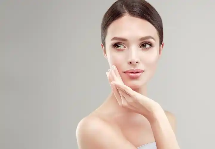 美丽的年轻女子面部清洁脸部蓝色海洋风补水美白护肤品广告海报背景