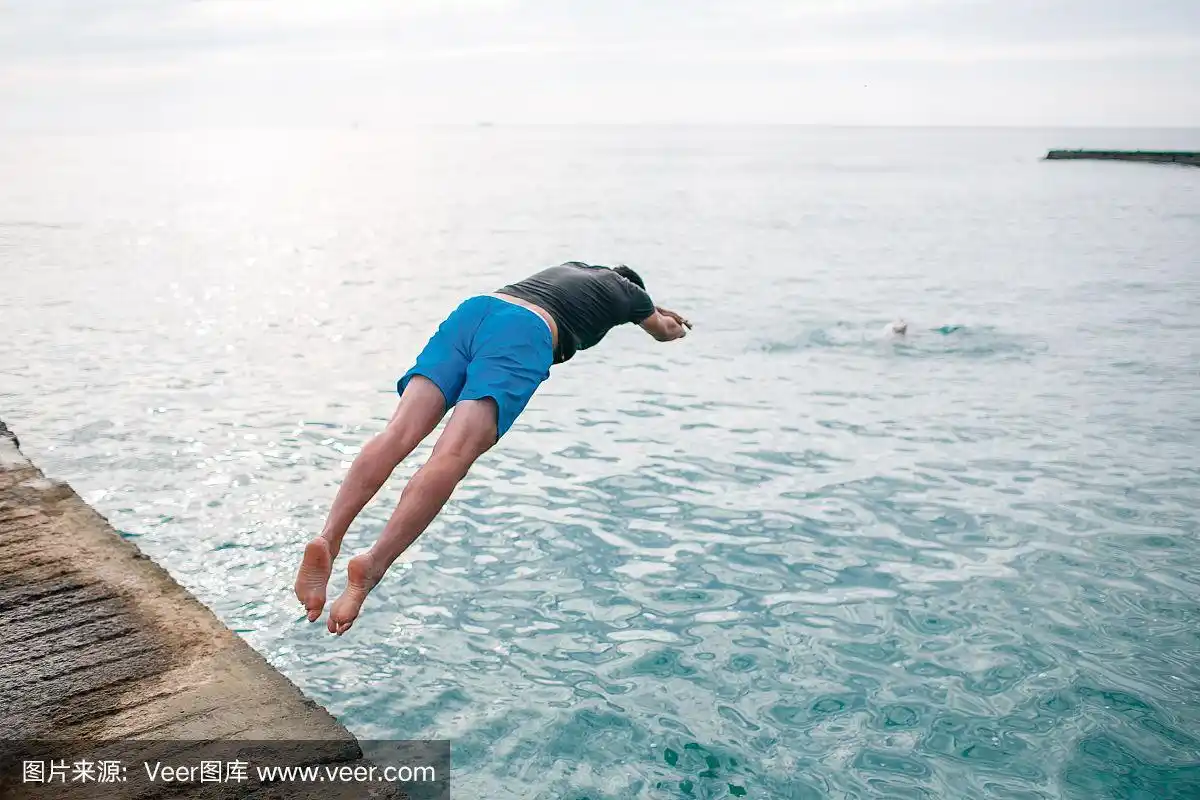 年轻人跳入水中.拯救生命.淹没