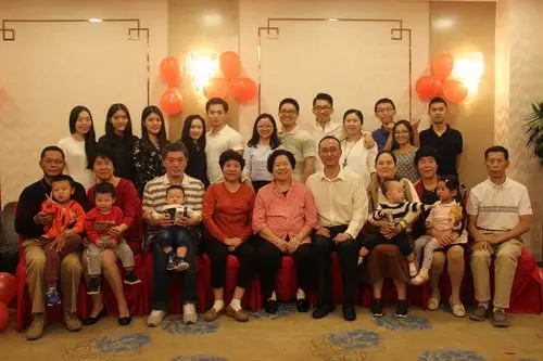 九一年的大合照留念,时隔二七年后老妈妈八十一岁,大家庭在深圳大聚会