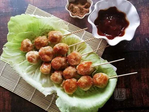 炸鱼丸串串的做法