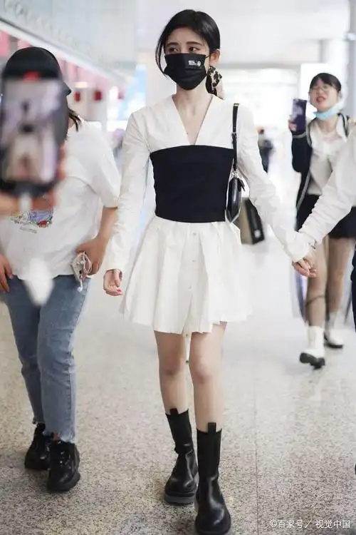鞠婧祎穿白色裙子搭马丁靴,绑马尾辫,像个楚楚动人的美少女