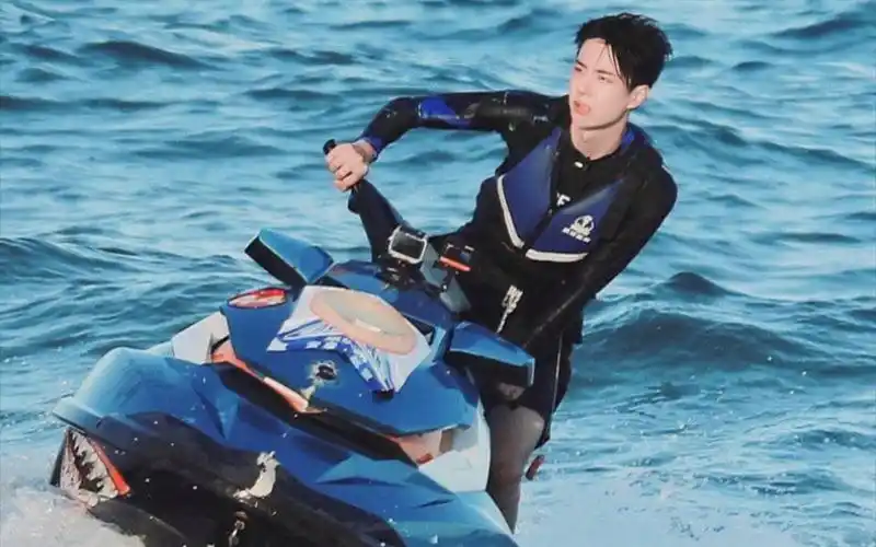 【王一博】夏日冲浪店一博玩得超开心!