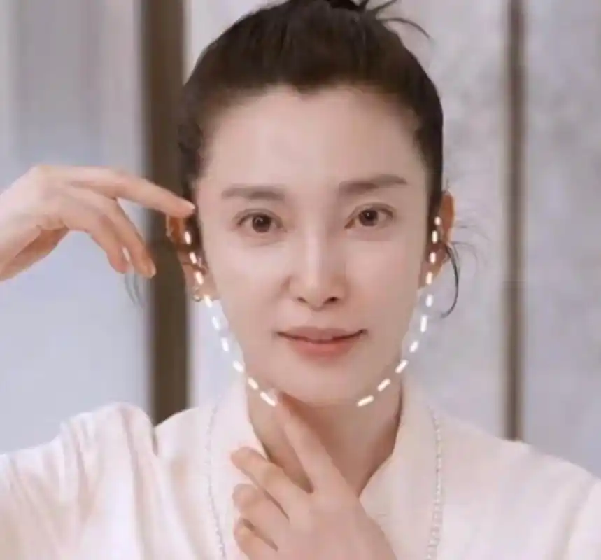 李冰冰素颜生图美出圈,离开了滤镜,她看着还像"大学生"