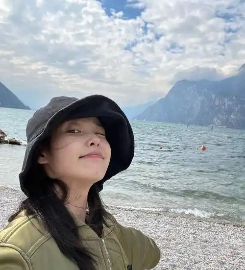 iu李知恩晒出游玩美照,站在湖边吃冰淇淋软萌可爱_皮衣_气质_女孩