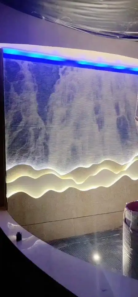 酒店大厅内的入门水景