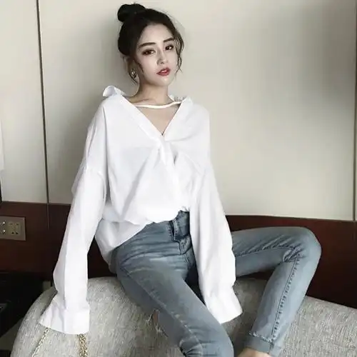 热销v领衬衫女 宽松 蝙蝠袖_春装2020新款女v领长袖漏锁骨白衬衫女
