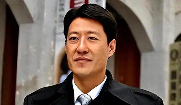 演员于震:他的演技扎实,一婚被前妻控诉,二婚后家庭幸福美满!